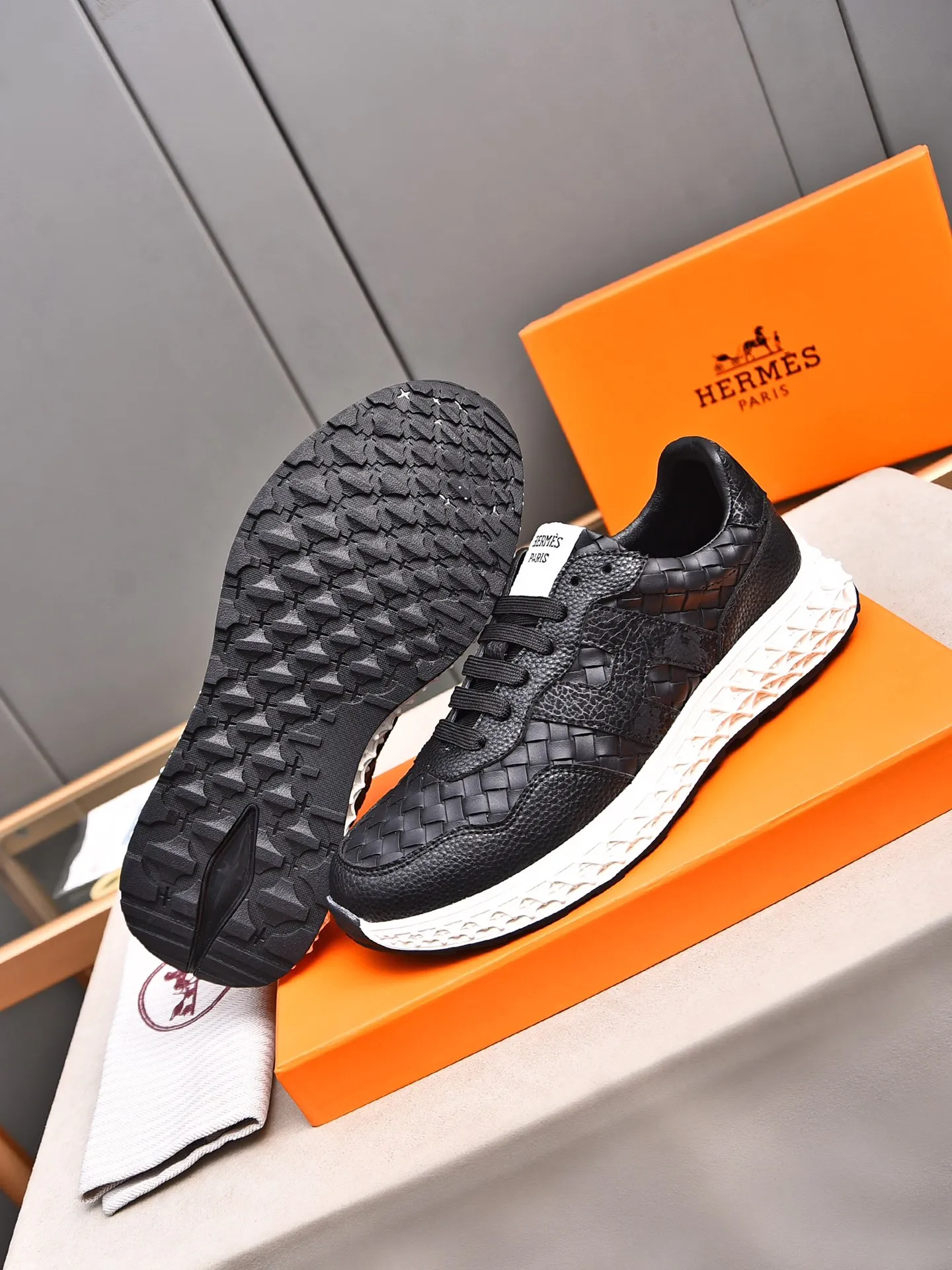 📛📛📛Men's Shoes💰P420 (Hermes)🆕Men's color-blocked sneakers, decorated with textured calfskin details. Spliced ​​with original cowhide, this shoe draws inspiration from the equestrian world, integrating technical details and practical functions. Breathable mesh, original combination outsole, high-end quality, every detail is perfectly combined! Size: 38-44 (45 can be customized)